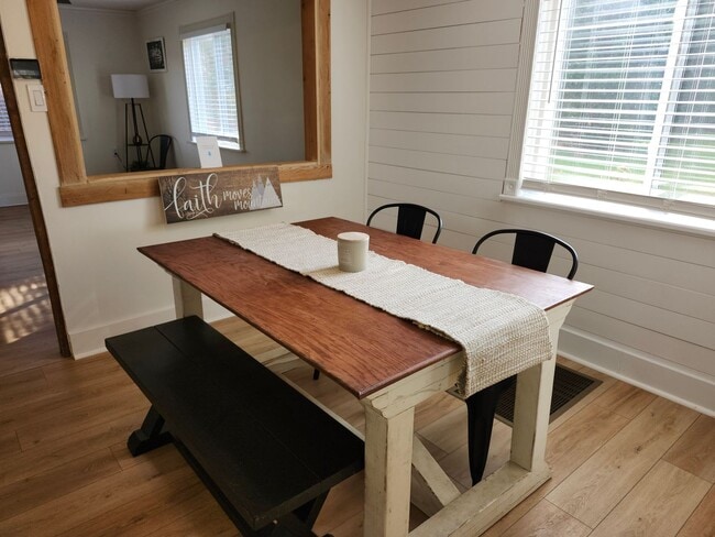 Building Photo - Large 4 BR, 2 Bath Country Home and Workshop