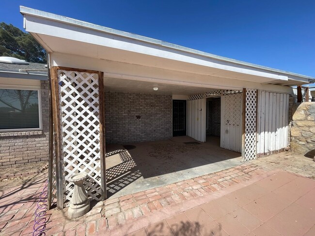 Building Photo - Beautiful Eastside Duplex