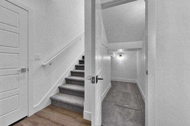 Building Photo - Modern Comfort & Rustic Charm in Prime Boi...