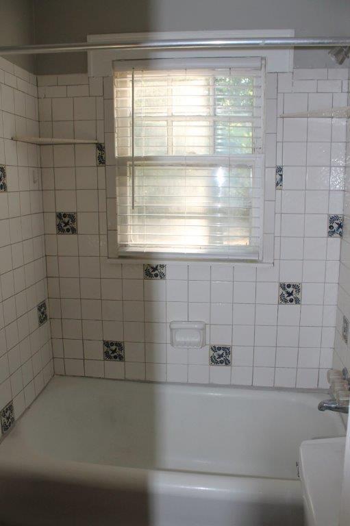 Building Photo - 927 S Flood Ave