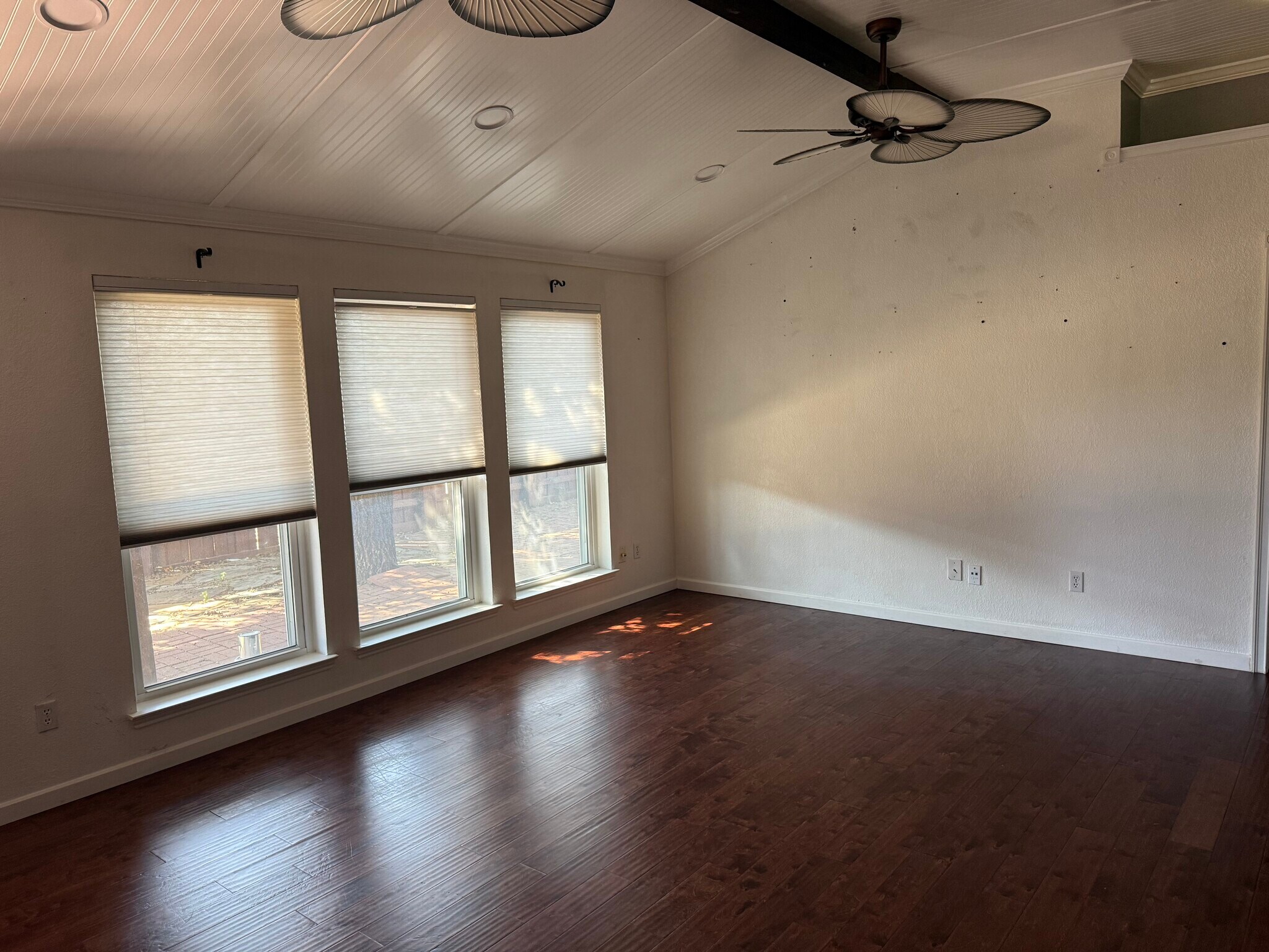 Building Photo - 6301 Glen Knoll Dr