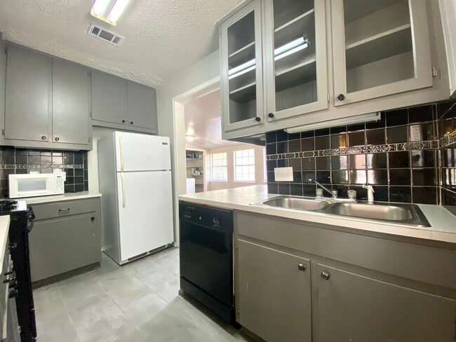 Building Photo - 30th-407 E