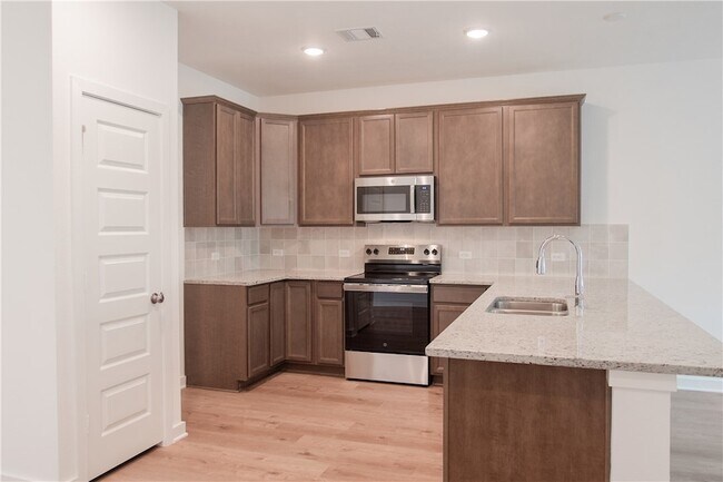 Building Photo - 5689 Fox Blf Dr