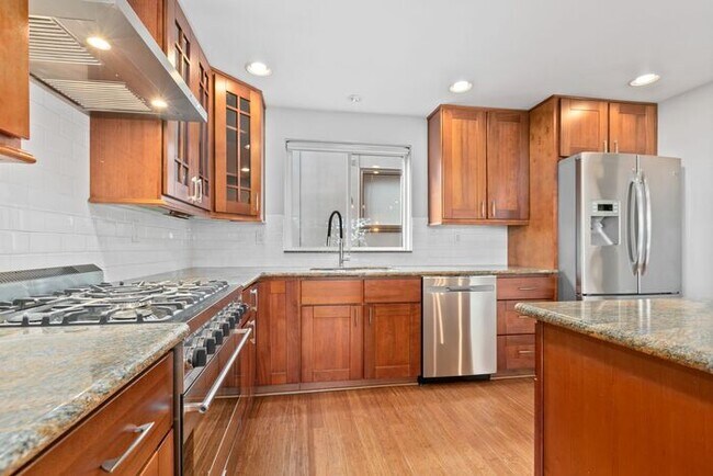 Building Photo - Luxurious Air-Conditioned Leschi View Townhome