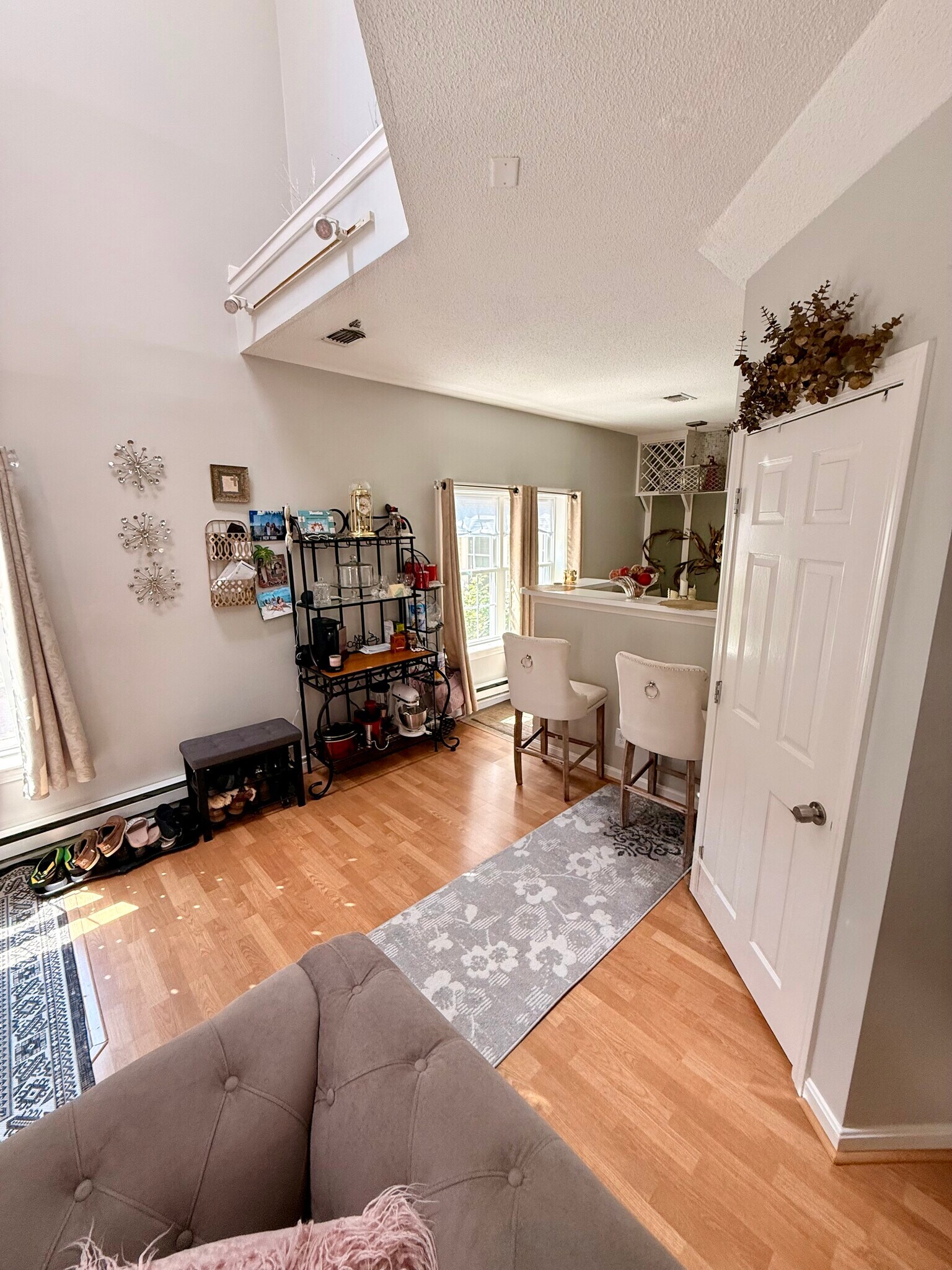 Open space at entry - 11 Devon Club Ln