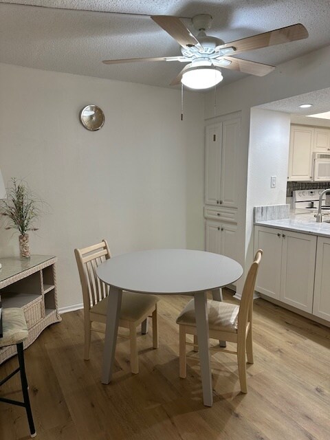 Building Photo - Oaks III - E104