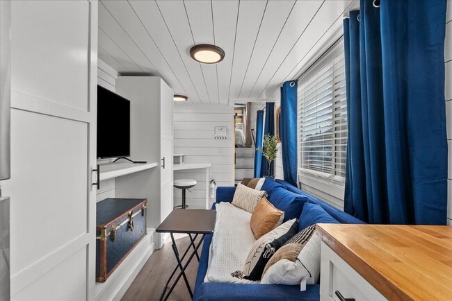 Building Photo - 4734 Oleander St