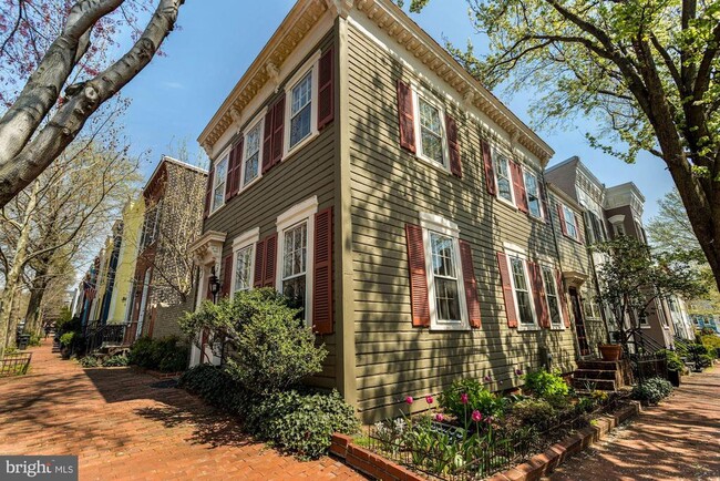 Building Photo - 1537 33rd St NW