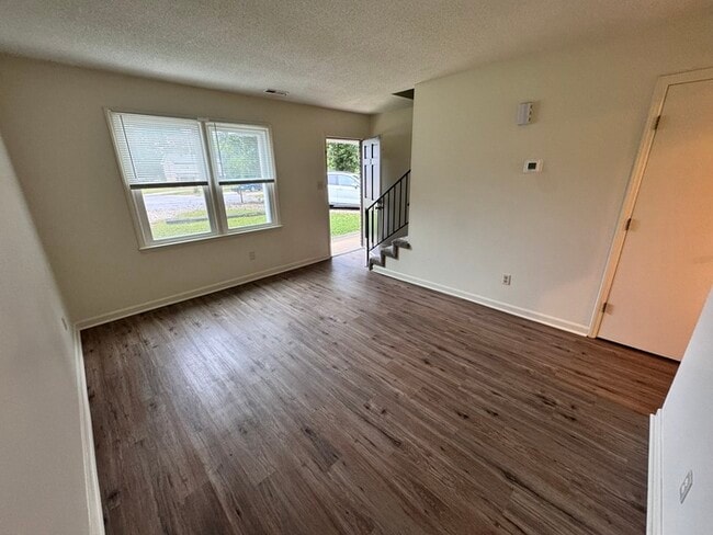 Building Photo - Adorable 2 bed 1 bath townhome! Short Dist...