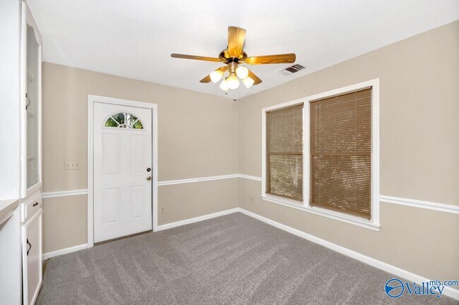 Building Photo - 2048 Woodlawn Dr SW