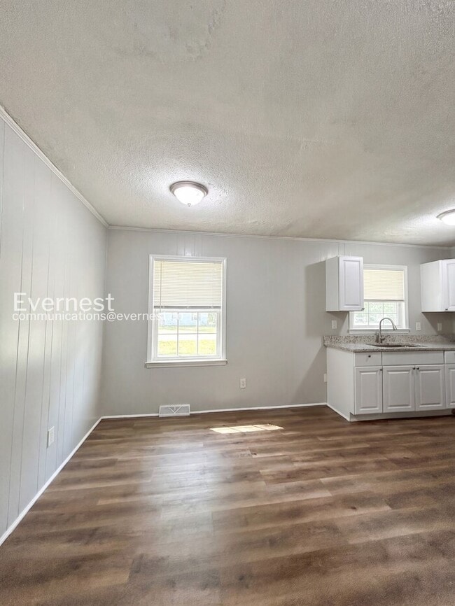 Building Photo - 907 Newcastle Rd