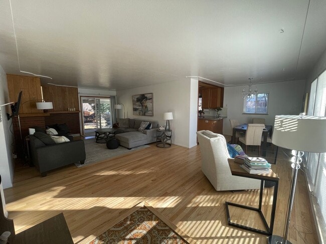 Building Photo - Newly Updated 6 Bedroom South Boulder Home