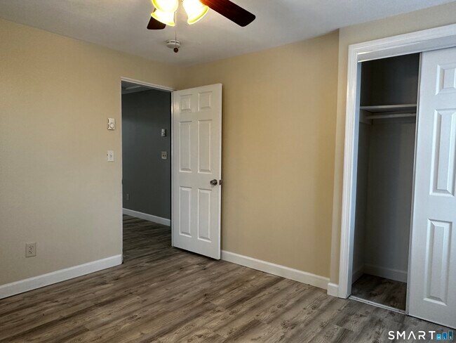 Building Photo - 4 Eastview Dr