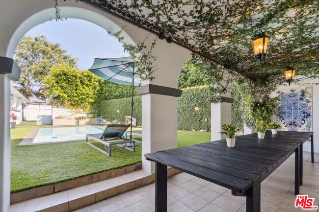 Building Photo - 956 S Longwood Ave