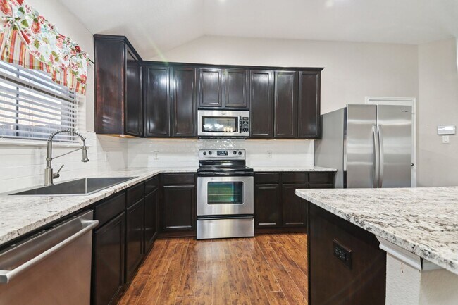 Building Photo - 4 Bedroom Single Family in Crossroads