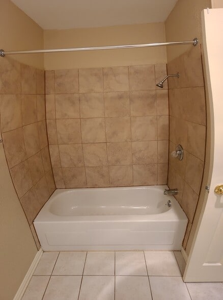 Building Photo - 2901 Robin Hill Ln