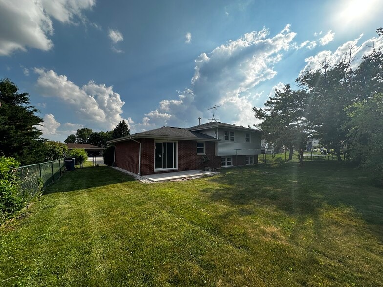 Building Photo - 10325 S Interlochen Dr