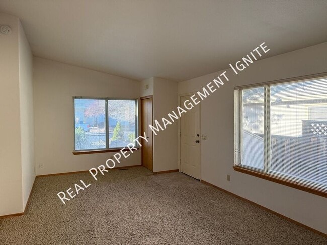 Building Photo - 1115 NE Hidden Valley Dr