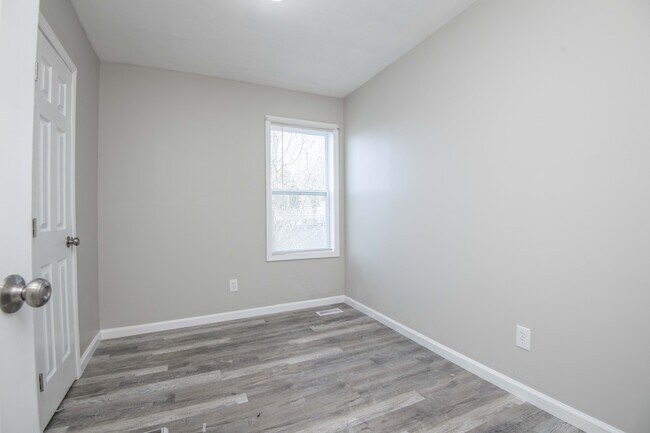 Building Photo - 912 Hotel Ave