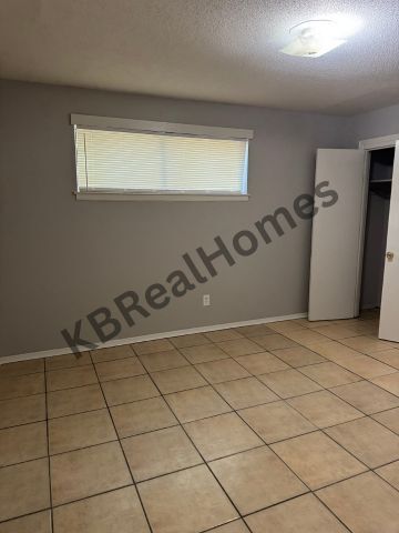 Building Photo - 3240 Forest Glen St