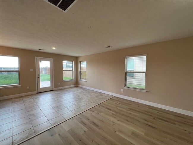Building Photo - 2514 Hawthorn Park Ct