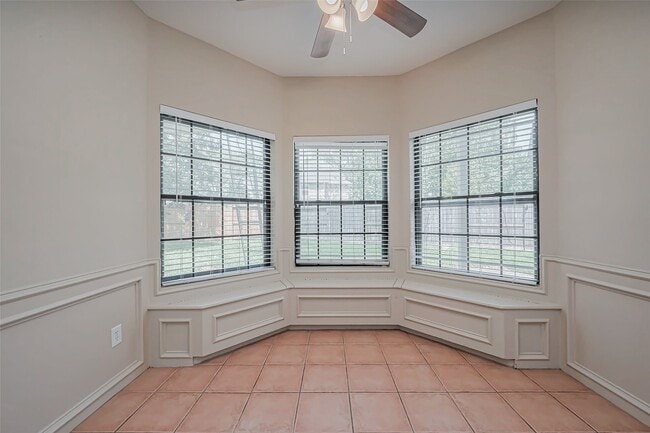 Building Photo - 2727 Raintree Dr