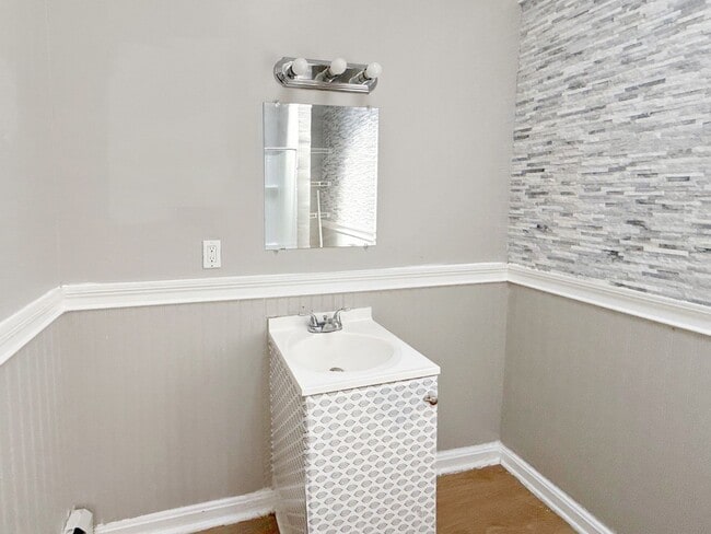 Building Photo - Three-Bedroom Home In Baltimore