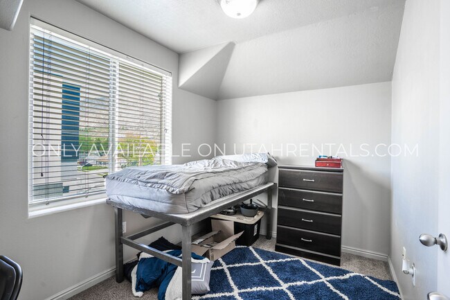 Building Photo - 892 E 700 N