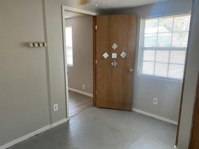 Building Photo - 43 Circle Dr