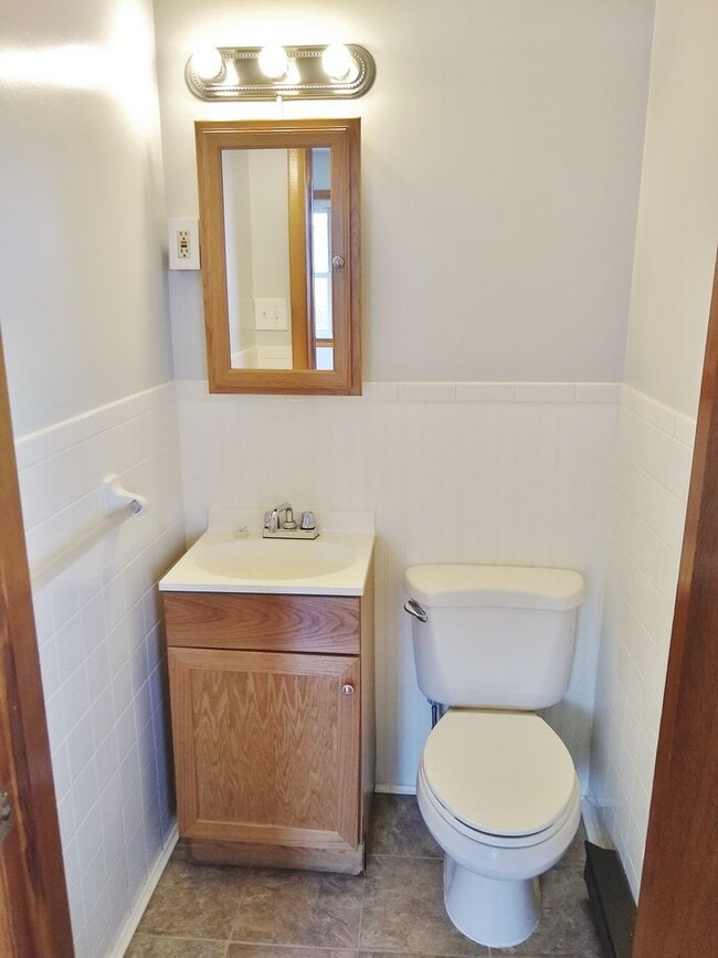 Building Photo - 2 Bed / 1-1/2 Bath Single Family Home