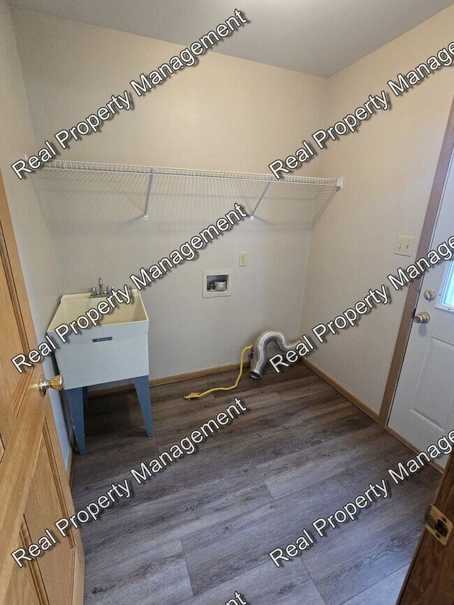 Building Photo - Updated 3 Bedroom Townhome