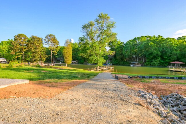 Building Photo - 336 Bridgewater Ln