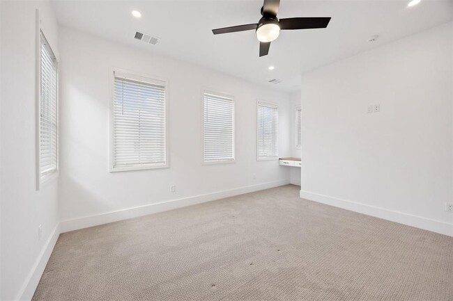 Building Photo - 966 Hangar Dr