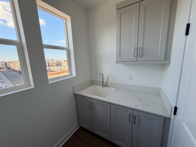 Building Photo - 513 Proton Pl