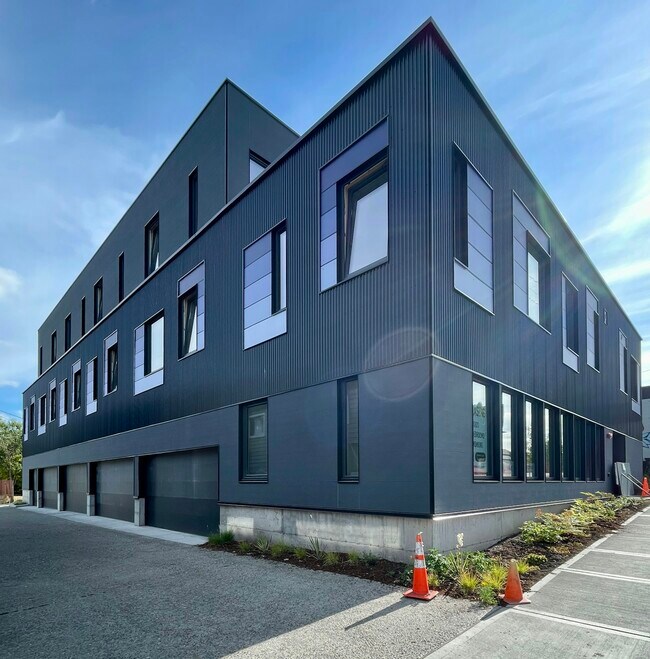 Building Photo - 1614 6th Ave