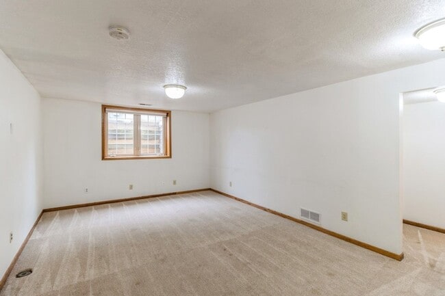 Building Photo - GREAT LOCATION IN COUNTRY CLUB!! 4 Bedroom, 3.5 Bathroom Home in Clive
