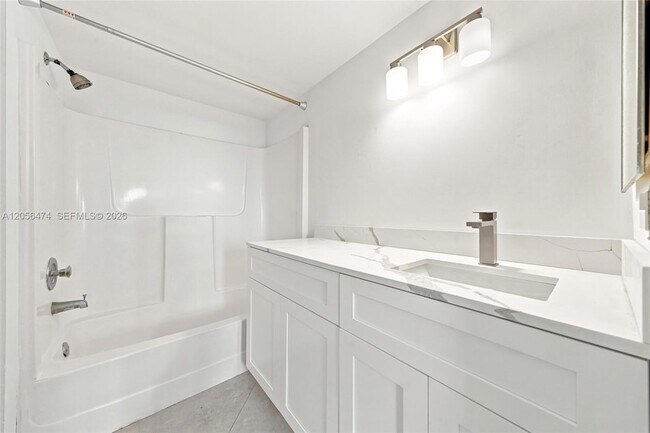 Building Photo - 9735 Fontainebleau Blvd