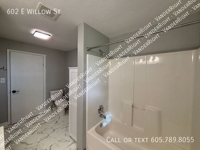 Building Photo - 602 E Willow St