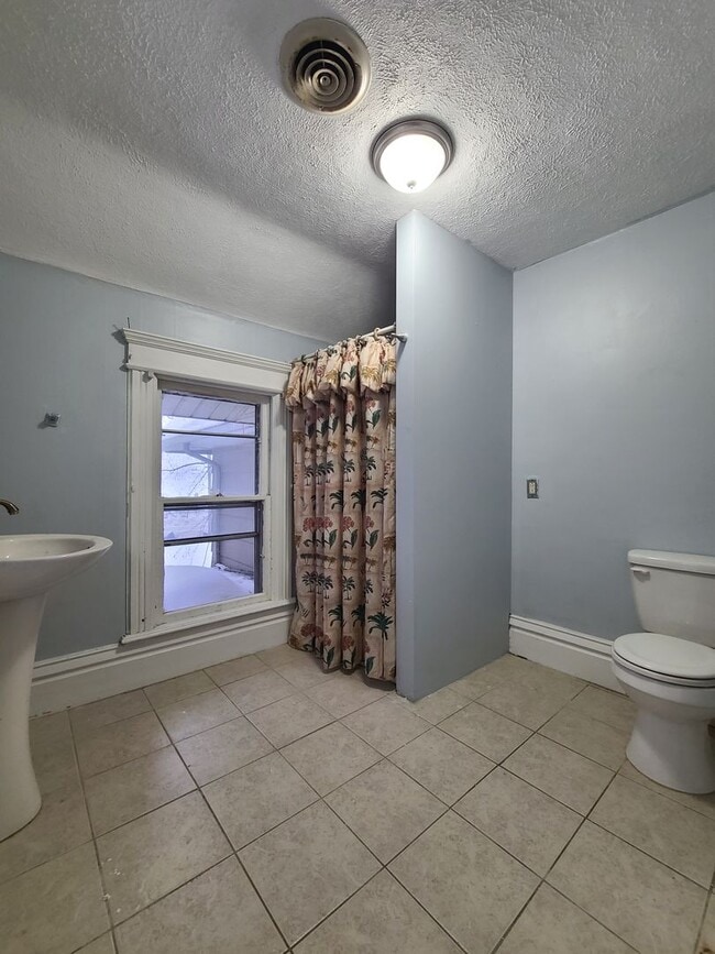 Building Photo - Spacious 5-bedroom, 2-bathroom home in Baroda