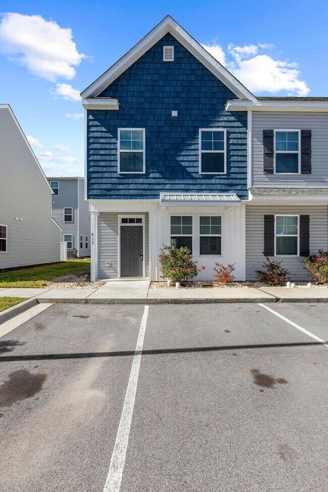 Building Photo - 3 Bedroom Townhome each with en-suite bath...