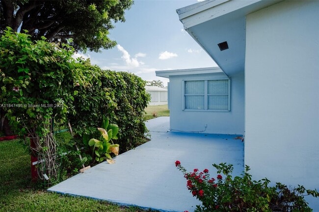 Building Photo - 2401 SW 11th Ave