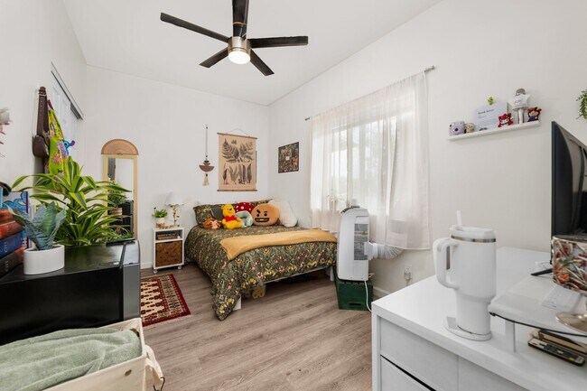 Building Photo - Spacious master bedroom!