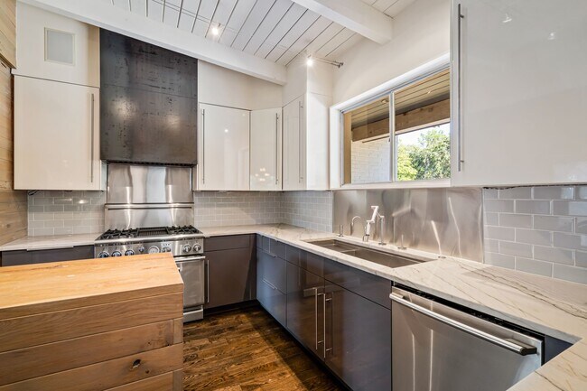 Building Photo - 2/2 with carport - fenced backyard