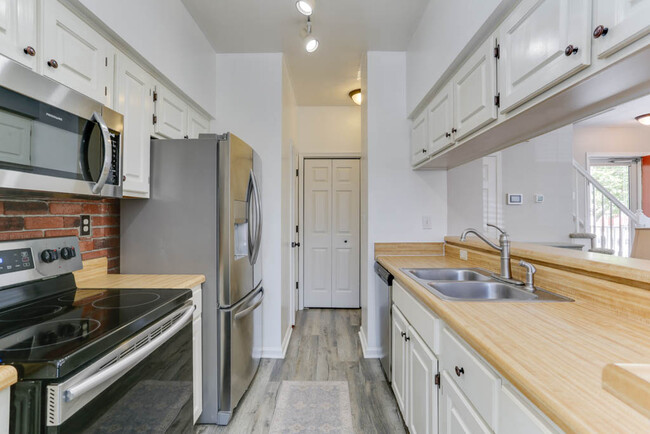 Building Photo - 300 Primrose Ln