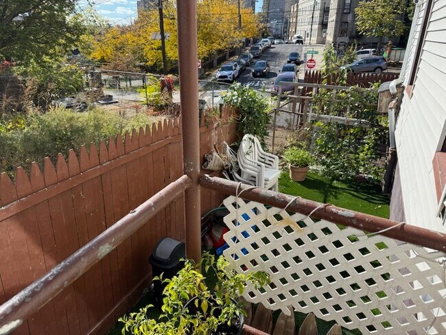 Building Photo - 150 Academy St