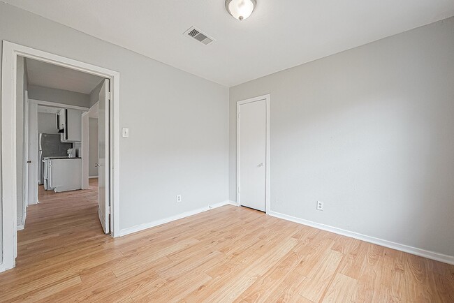 Building Photo - Very affordable spacious 4bed/2bath single-family house!