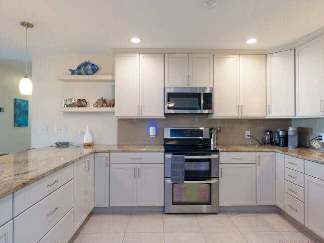 Building Photo - Luxury Seasonal Furnished Rental "Charming...