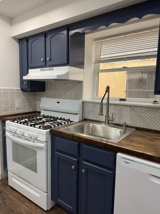 Building Photo - For Rent – 2 Bedroom, 1 Bathroom Apartment...