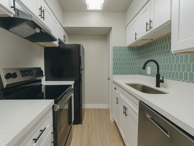Building Photo - 6402 Del Monte Dr