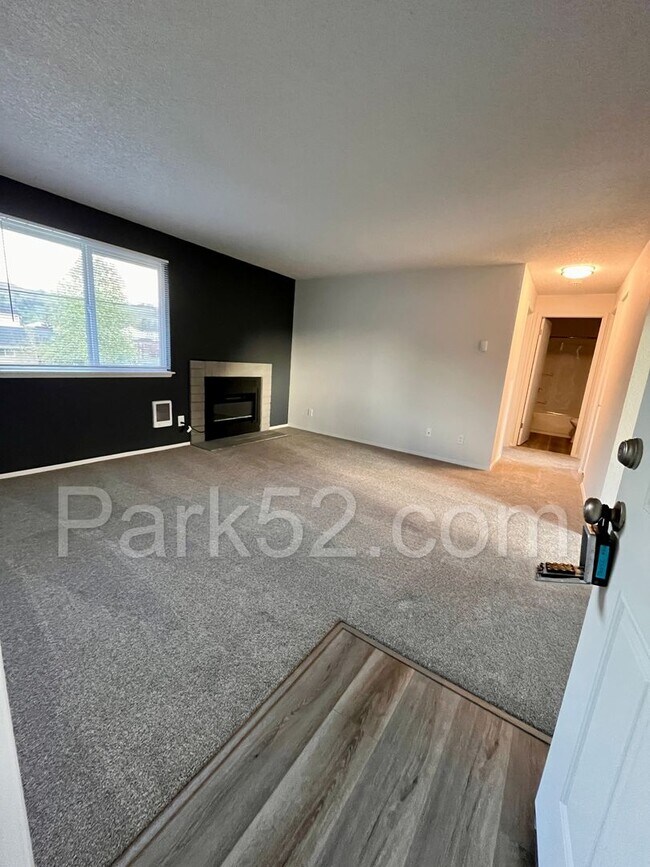 Building Photo - Remodeled 2 Bedroom 1 Bathroom Upper Level Apartment